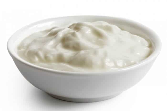 Skyr dessert in a white bowl