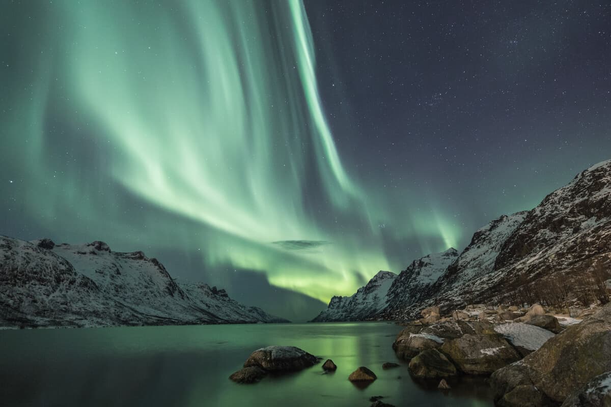 Iceland Northern Lights tour over the mountains