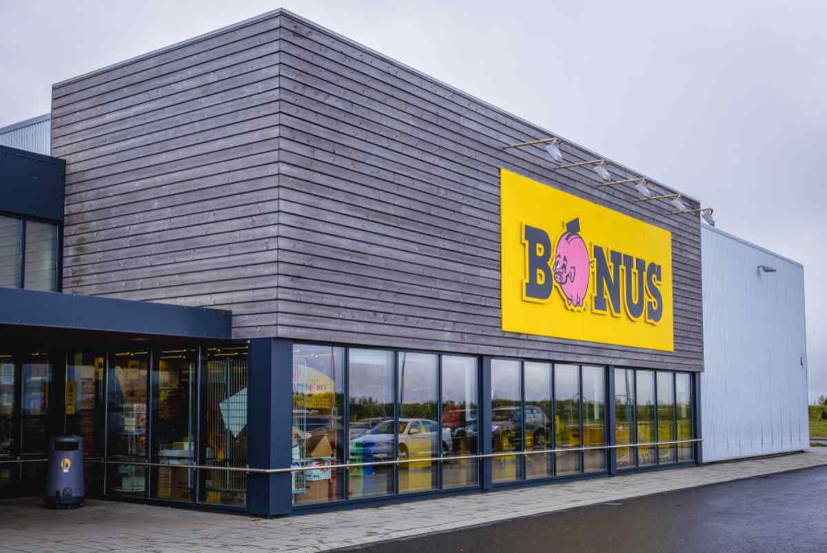 Icelandic supermarket where you can buy sim cards