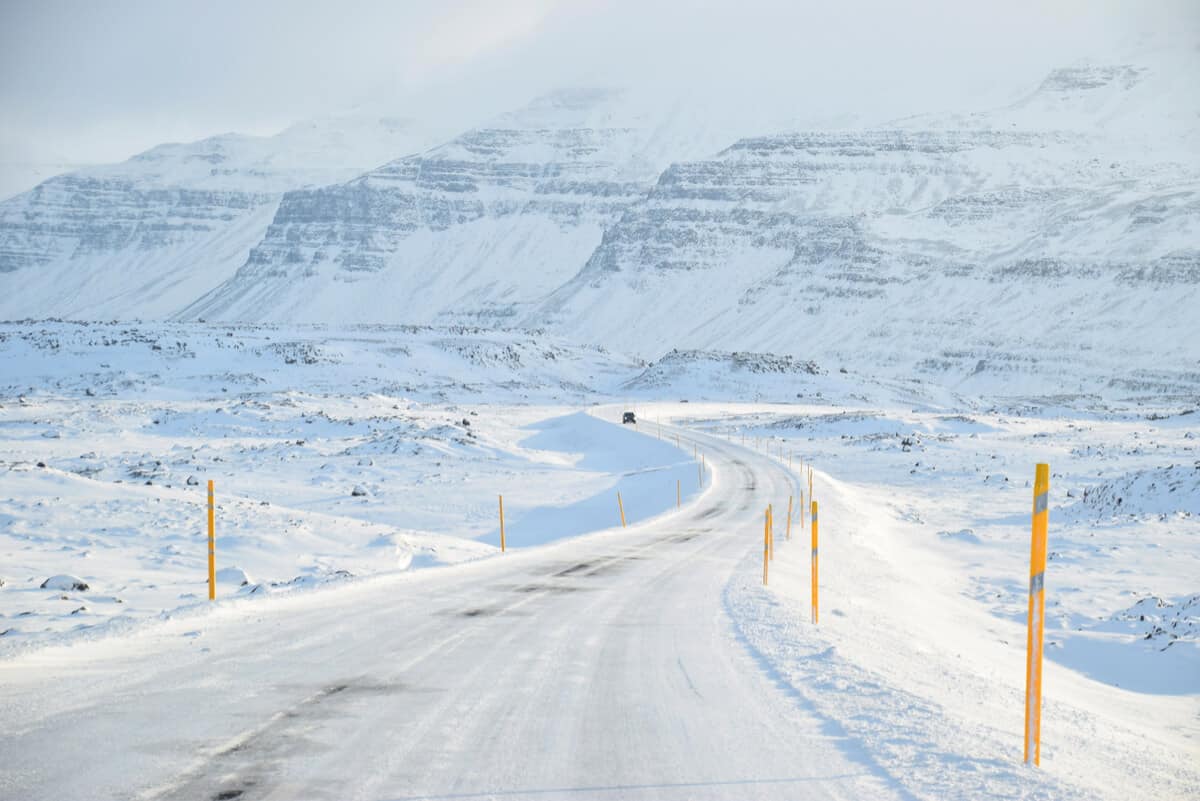 Driving in iceland in winter can be dangerous. Here are some travel tips. 