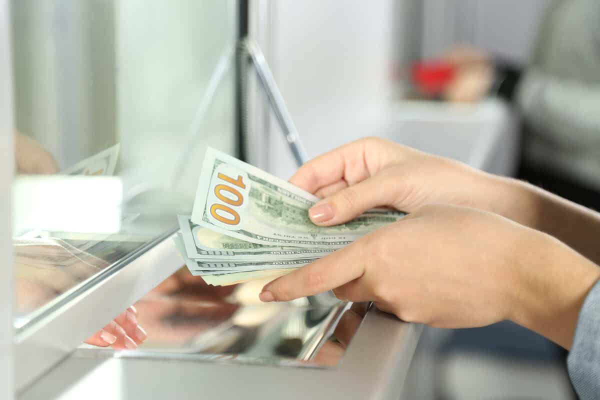 Exchanging dollars for Icelandic currency at a bank