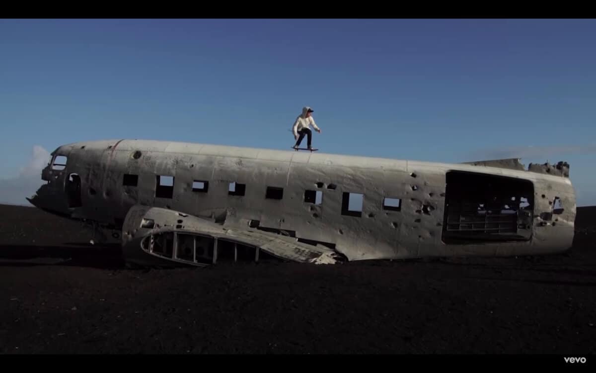Justin Bieber skateboarding on Icelandic plane wreck in his video