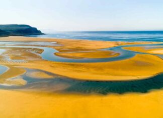 Panoramic views of Raudisandur beach
