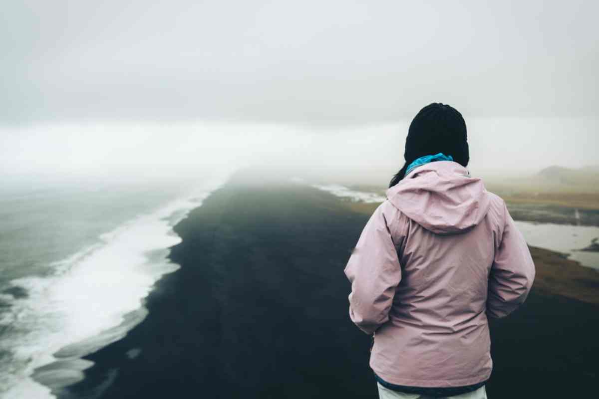 Tourist watching Reyknisfjara from the height